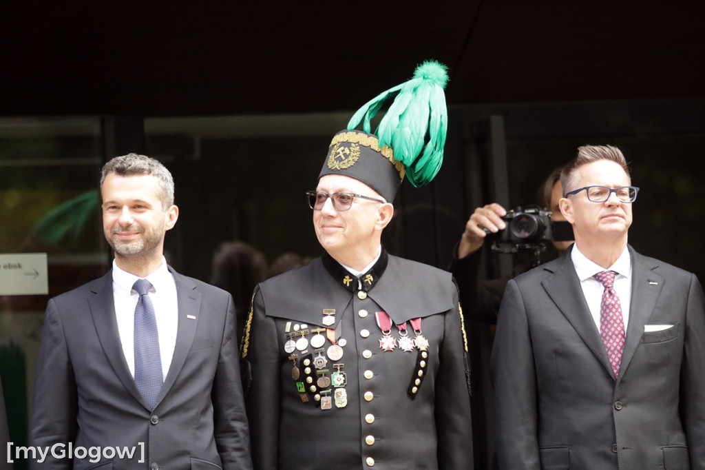 Hutnicza pobudka na dziedzińcu centrali KGHM