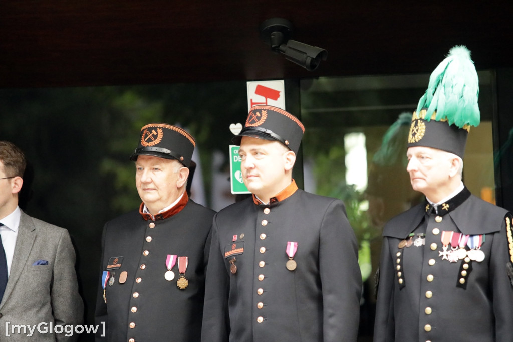 Hutnicza pobudka na dziedzińcu centrali KGHM