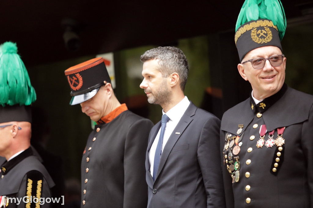 Hutnicza pobudka na dziedzińcu centrali KGHM