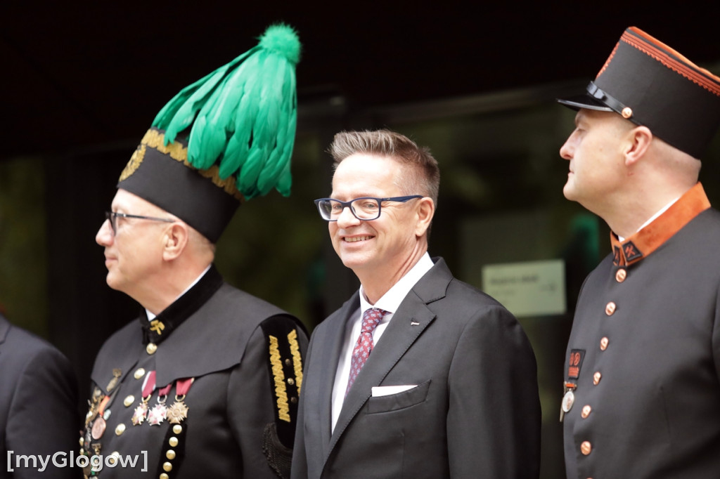 Hutnicza pobudka na dziedzińcu centrali KGHM
