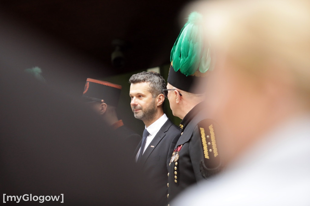 Hutnicza pobudka na dziedzińcu centrali KGHM