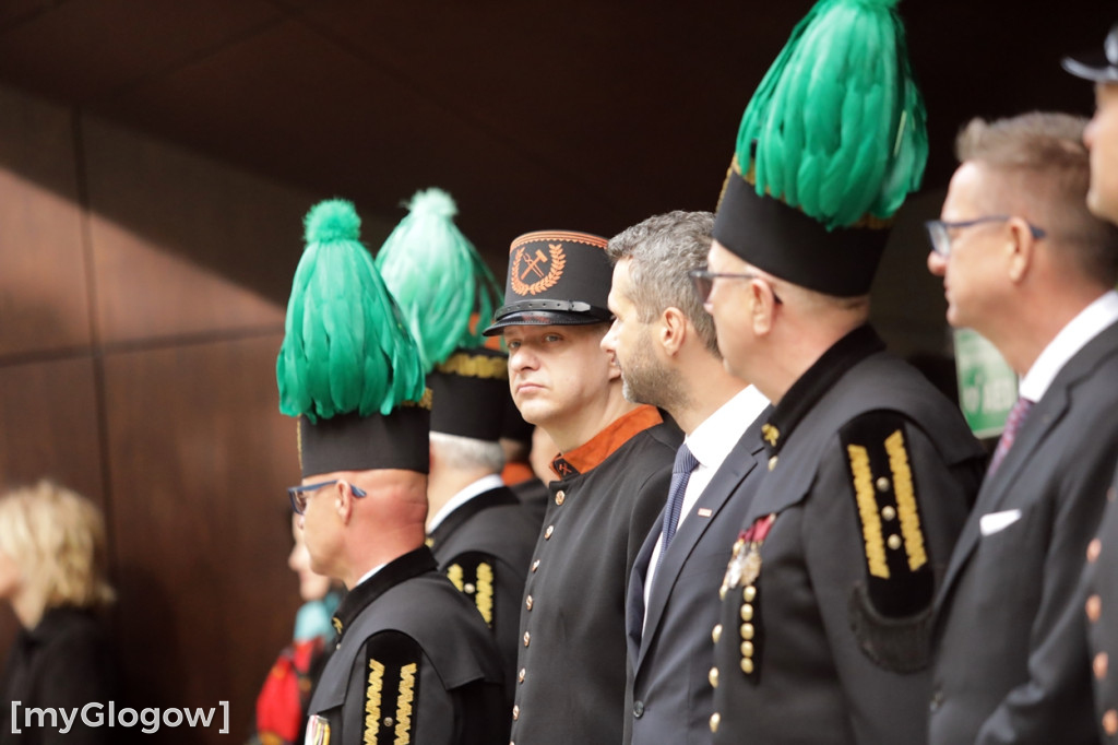 Hutnicza pobudka na dziedzińcu centrali KGHM