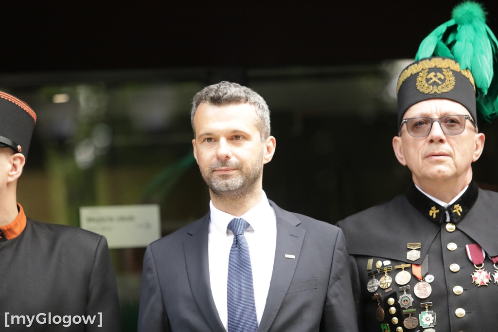 Hutnicza pobudka na dziedzińcu centrali KGHM