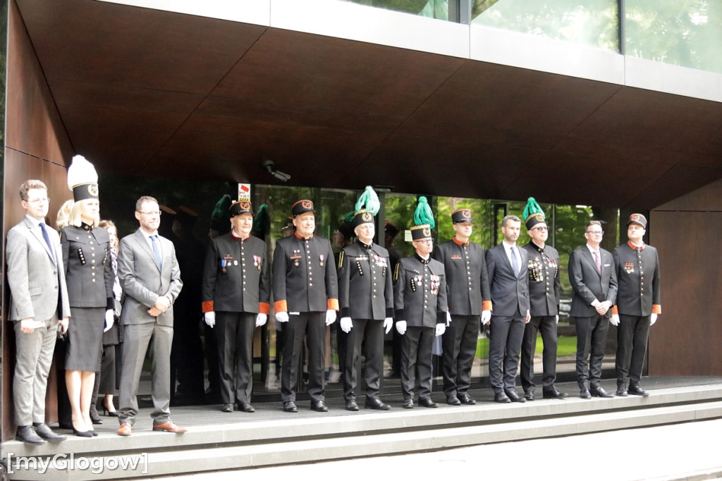 Hutnicza pobudka na dziedzińcu centrali KGHM