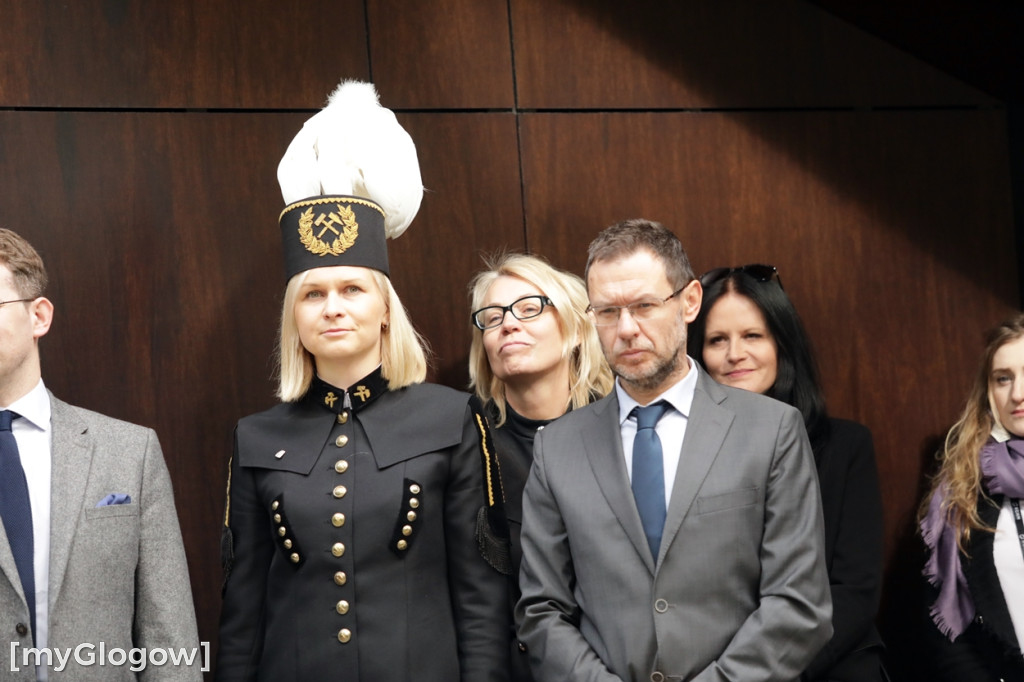 Hutnicza pobudka na dziedzińcu centrali KGHM