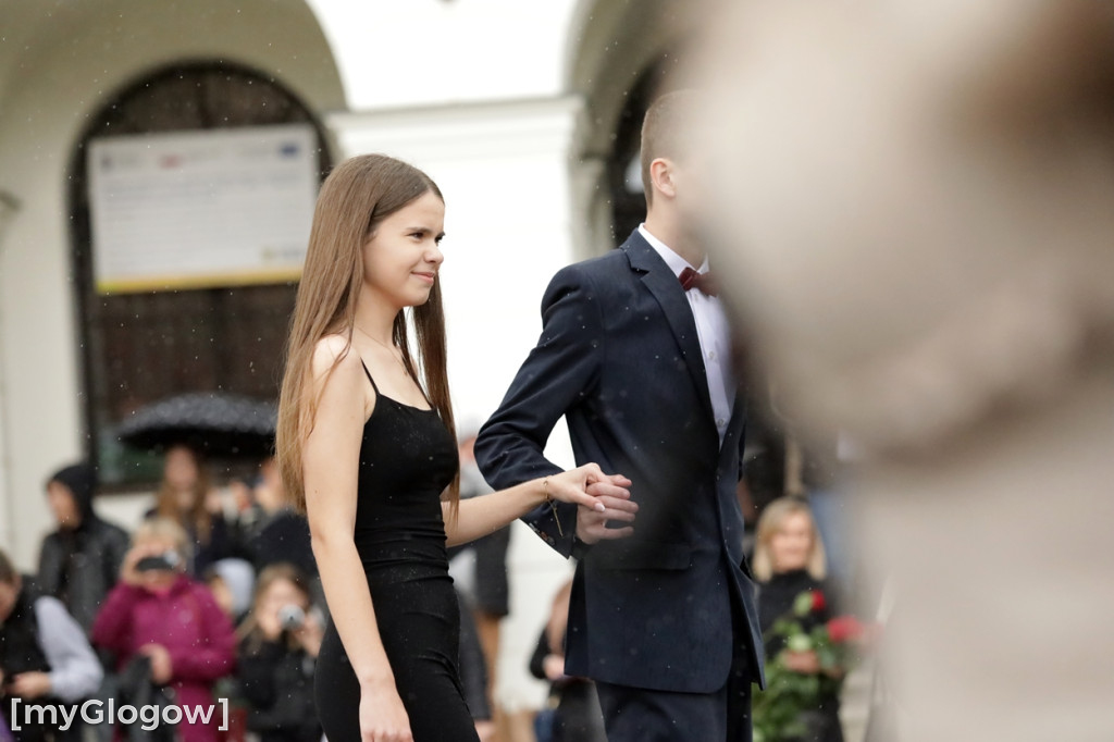 Ósmoklasiści (SP 12 w Głogowie) zatańczyli