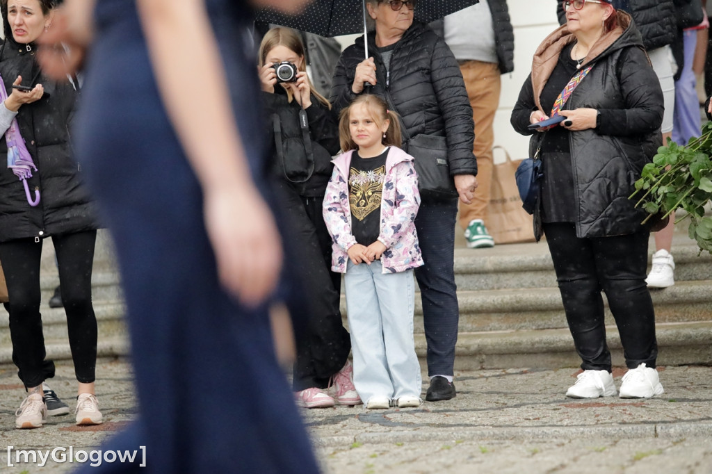 Ósmoklasiści (SP 12 w Głogowie) zatańczyli