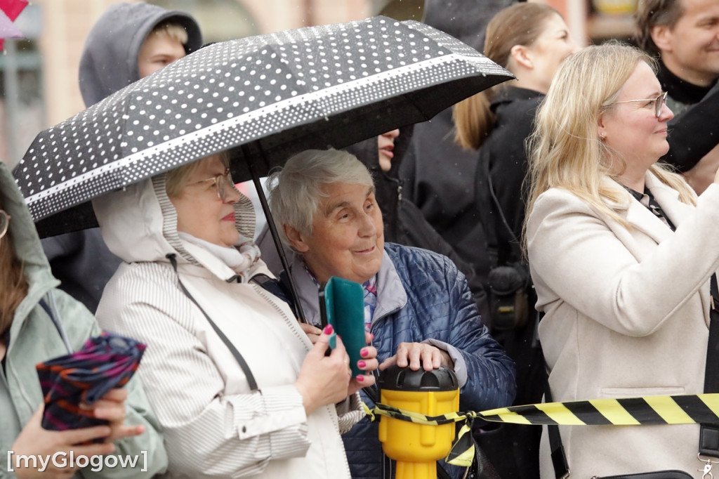 Ósmoklasiści (SP 12 w Głogowie) zatańczyli