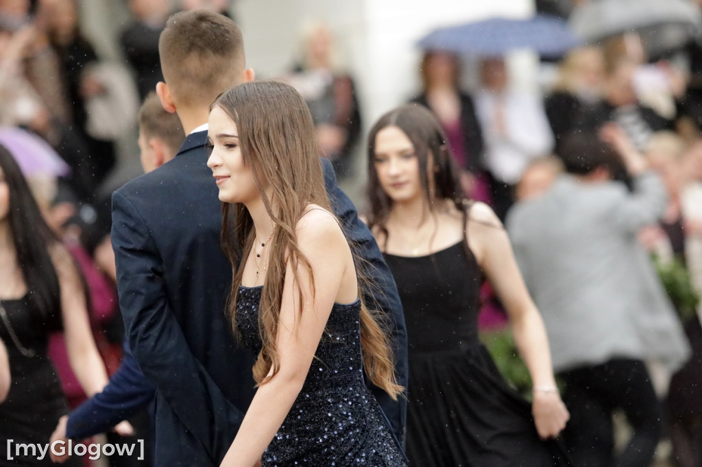Ósmoklasiści (SP 12 w Głogowie) zatańczyli