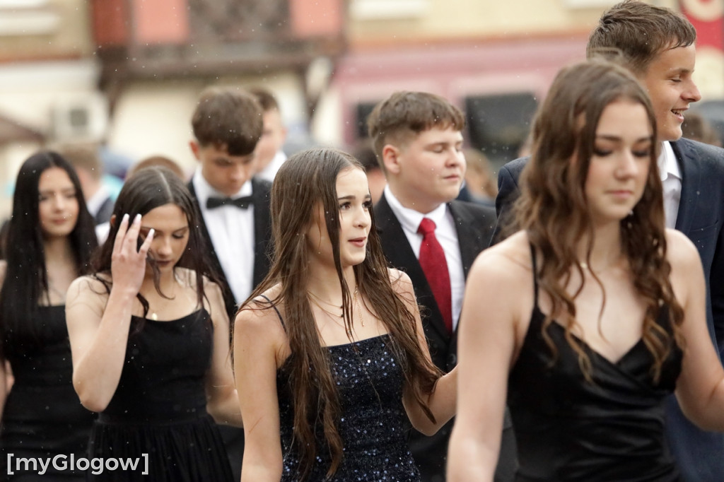 Ósmoklasiści (SP 12 w Głogowie) zatańczyli