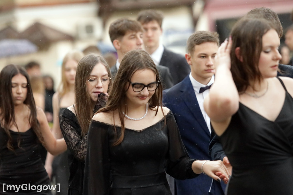 Ósmoklasiści (SP 12 w Głogowie) zatańczyli