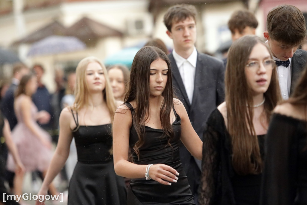 Ósmoklasiści (SP 12 w Głogowie) zatańczyli