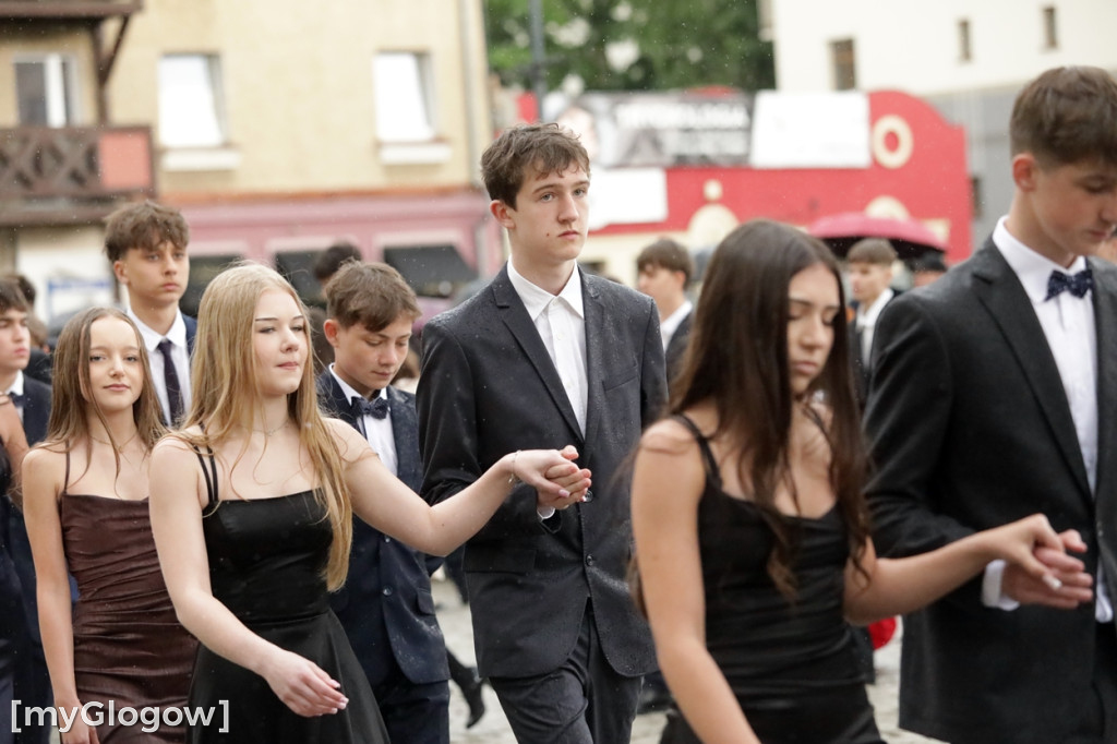 Ósmoklasiści (SP 12 w Głogowie) zatańczyli