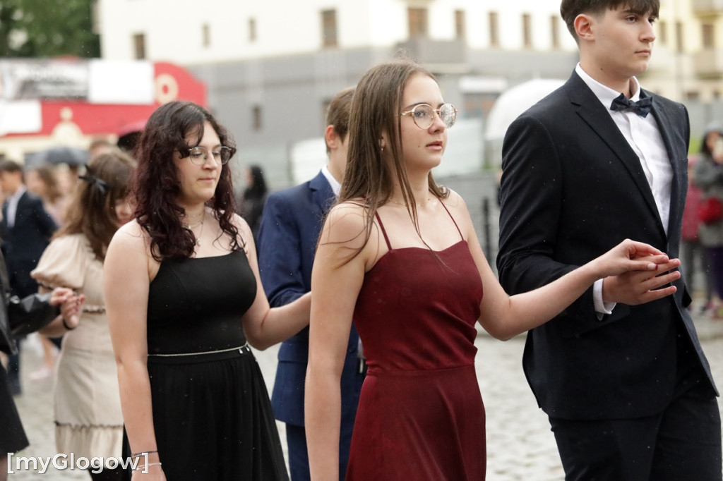 Ósmoklasiści (SP 12 w Głogowie) zatańczyli
