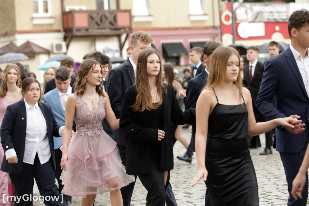 Ósmoklasiści (SP 12 w Głogowie) zatańczyli