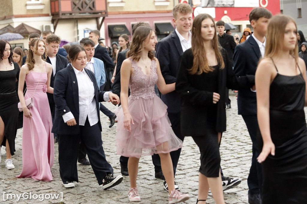 Ósmoklasiści (SP 12 w Głogowie) zatańczyli