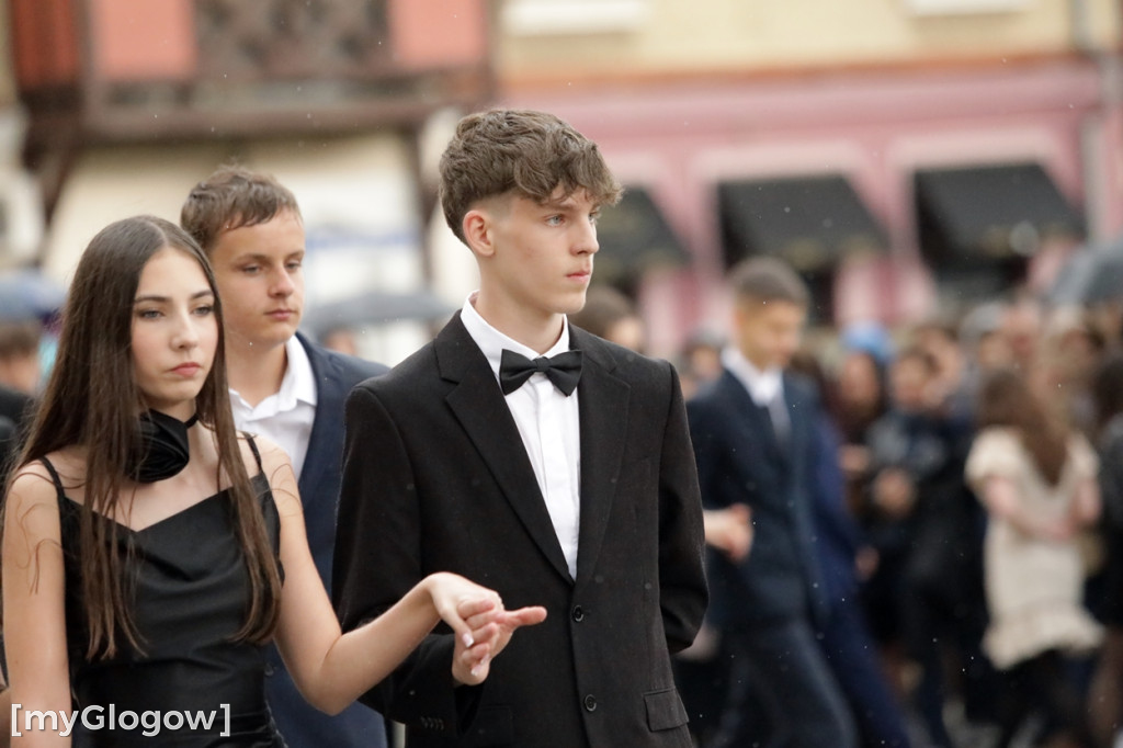 Ósmoklasiści (SP 12 w Głogowie) zatańczyli