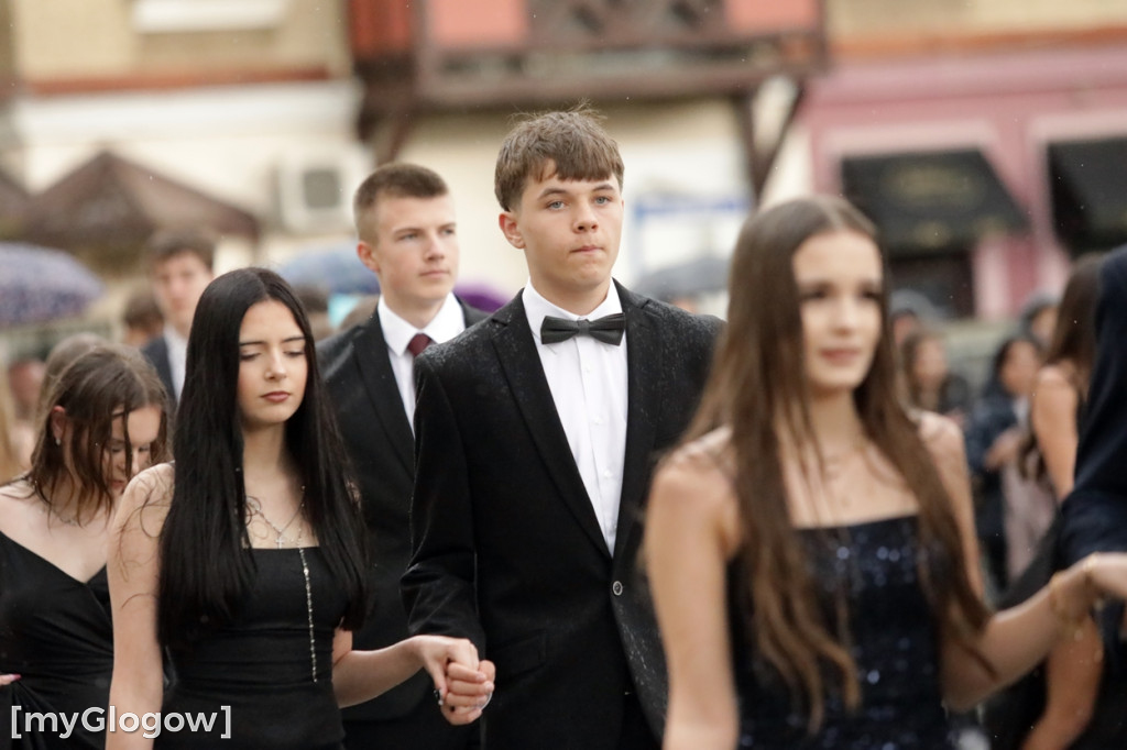 Ósmoklasiści (SP 12 w Głogowie) zatańczyli