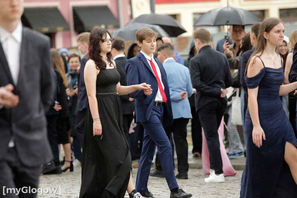 Ósmoklasiści (SP 12 w Głogowie) zatańczyli