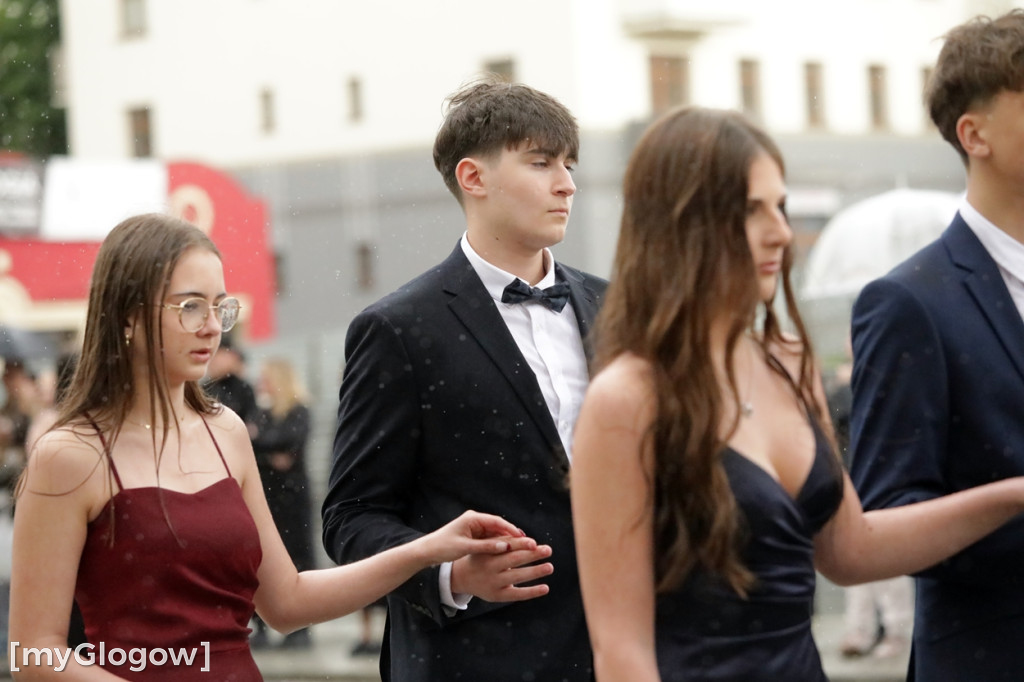 Ósmoklasiści (SP 12 w Głogowie) zatańczyli