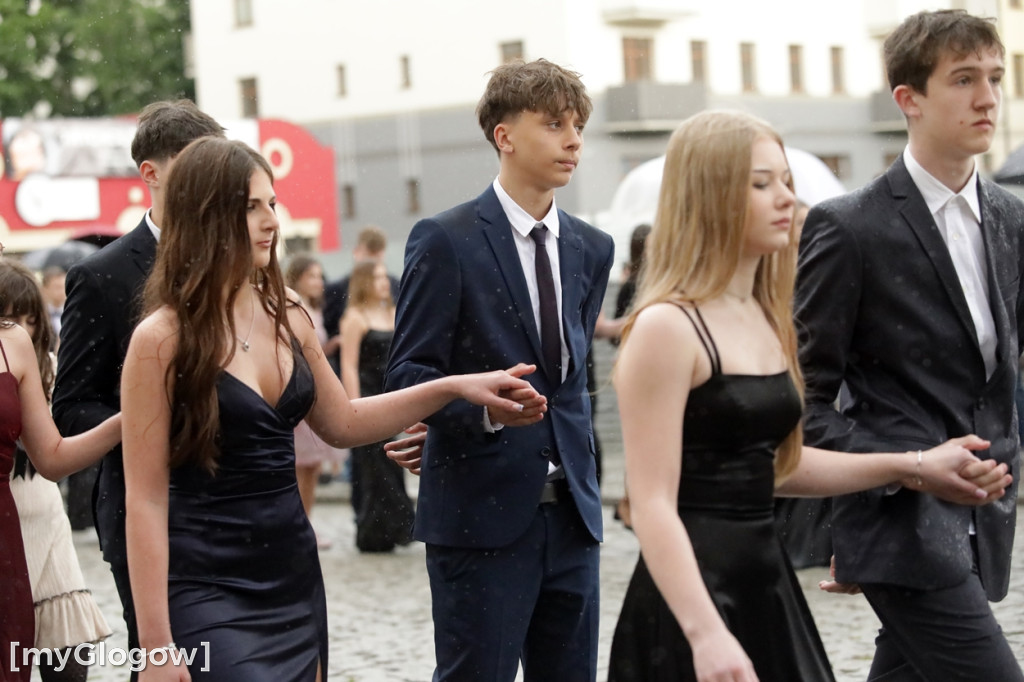 Ósmoklasiści (SP 12 w Głogowie) zatańczyli