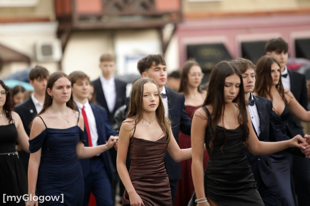 Ósmoklasiści (SP 12 w Głogowie) zatańczyli