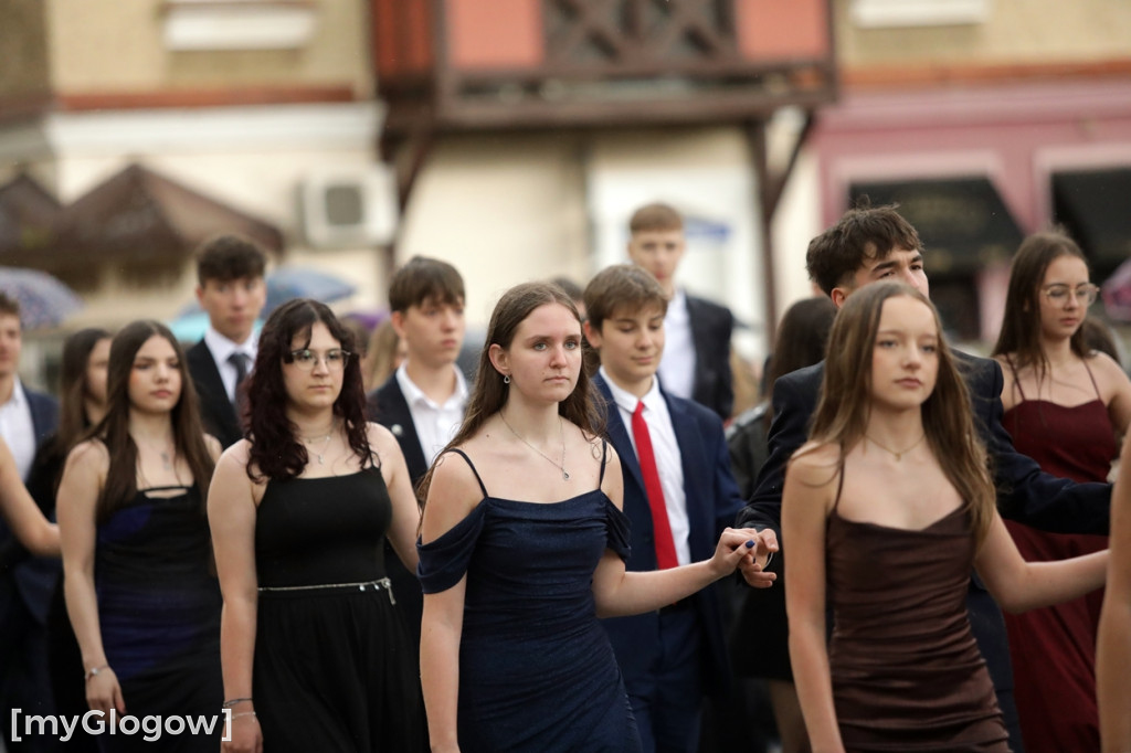 Ósmoklasiści (SP 12 w Głogowie) zatańczyli
