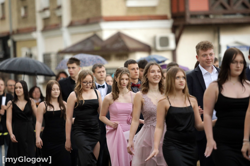 Ósmoklasiści (SP 12 w Głogowie) zatańczyli