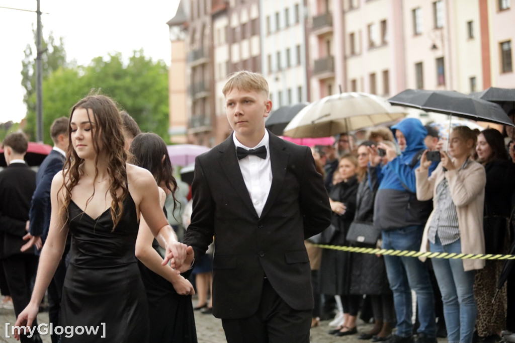 Ósmoklasiści (SP 12 w Głogowie) zatańczyli