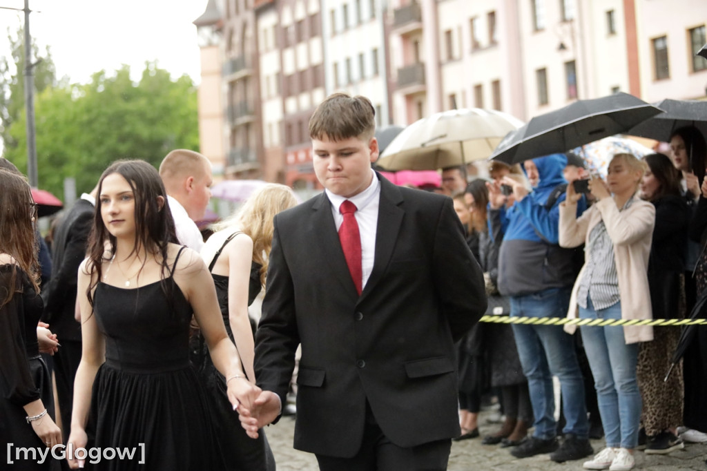 Ósmoklasiści (SP 12 w Głogowie) zatańczyli