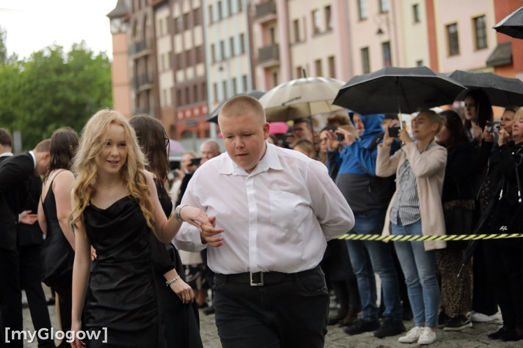 Ósmoklasiści (SP 12 w Głogowie) zatańczyli