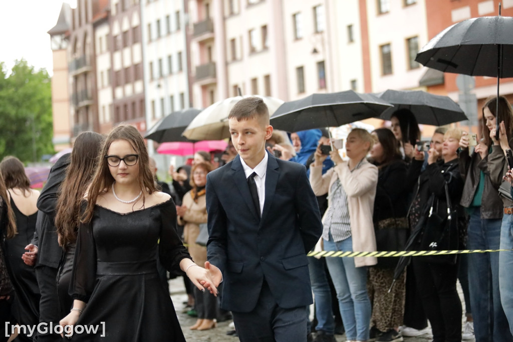 Ósmoklasiści (SP 12 w Głogowie) zatańczyli