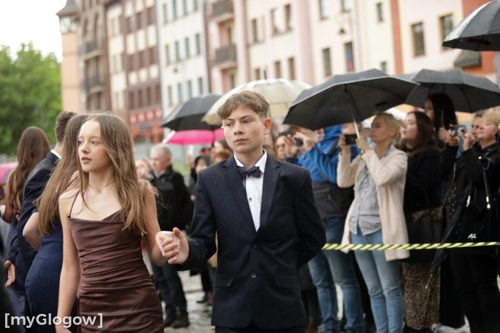 Ósmoklasiści (SP 12 w Głogowie) zatańczyli