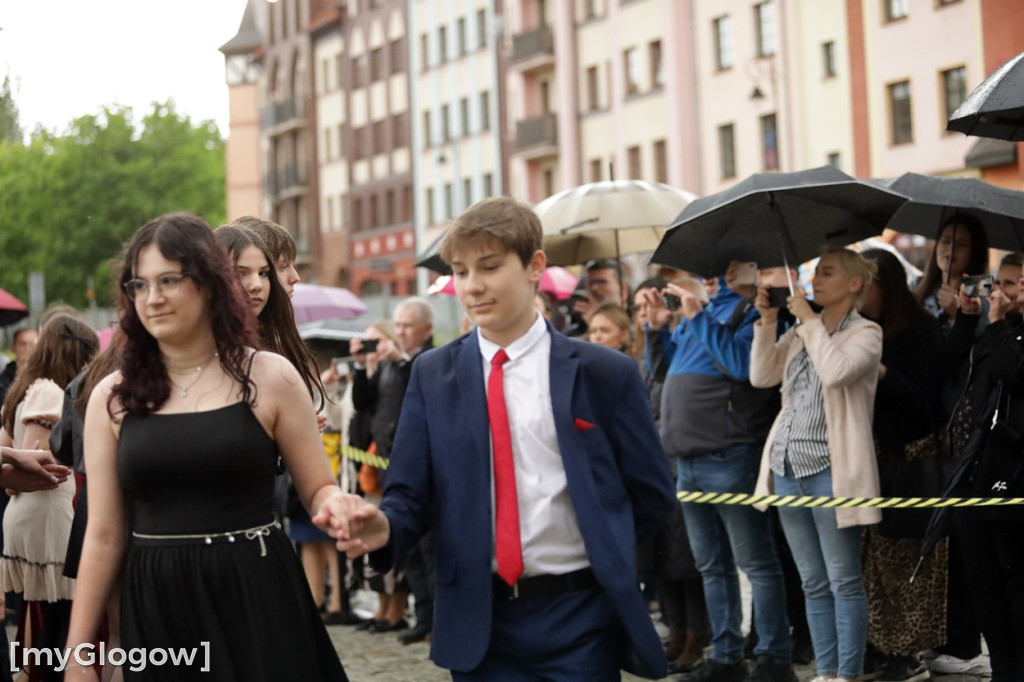 Ósmoklasiści (SP 12 w Głogowie) zatańczyli