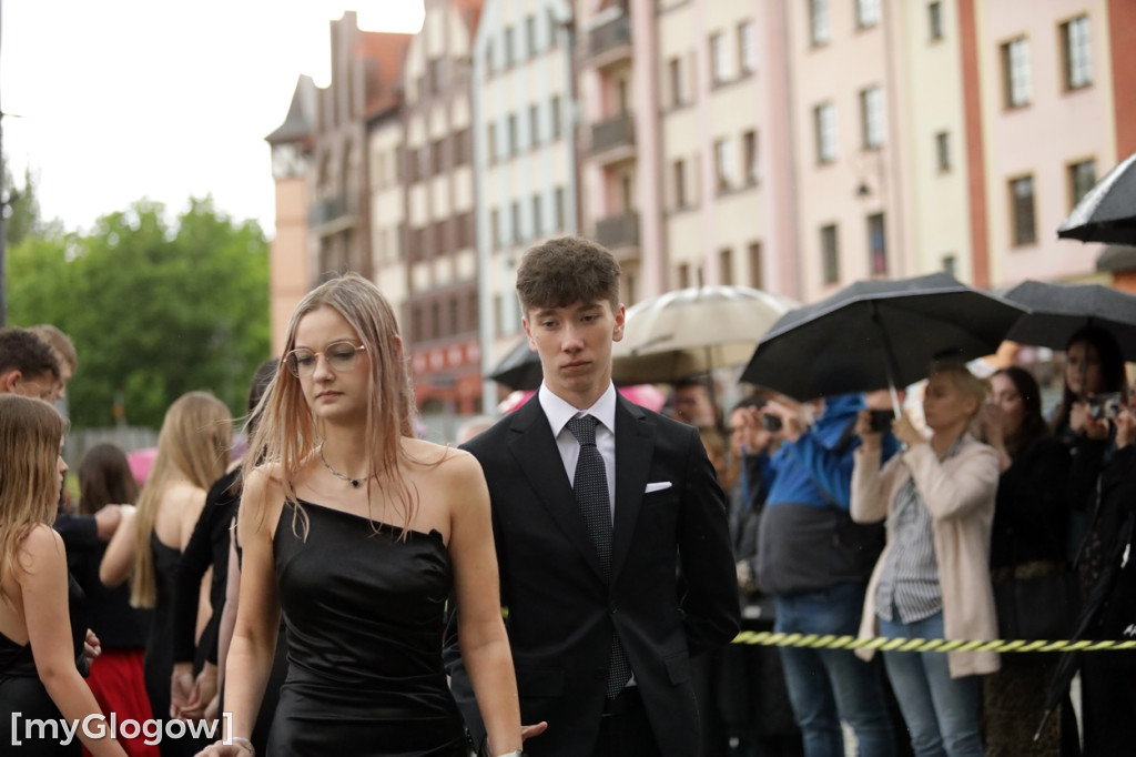 Ósmoklasiści (SP 12 w Głogowie) zatańczyli