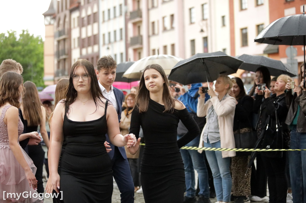 Ósmoklasiści (SP 12 w Głogowie) zatańczyli