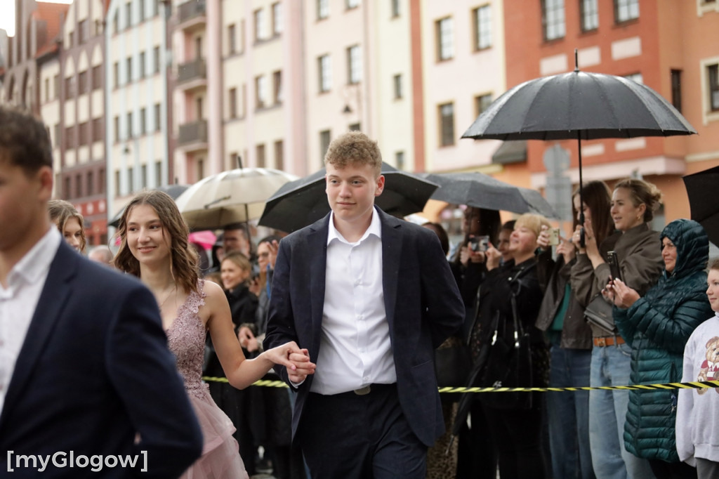 Ósmoklasiści (SP 12 w Głogowie) zatańczyli