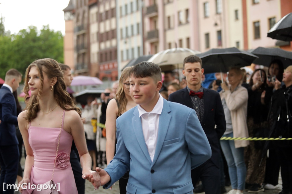 Ósmoklasiści (SP 12 w Głogowie) zatańczyli