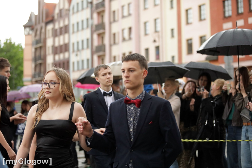 Ósmoklasiści (SP 12 w Głogowie) zatańczyli