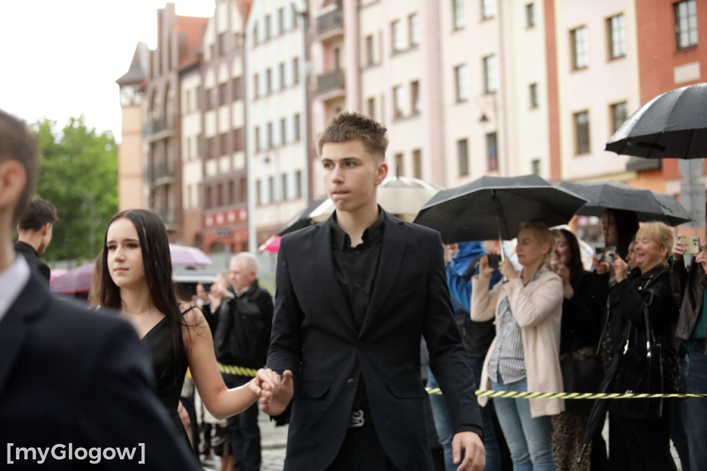 Ósmoklasiści (SP 12 w Głogowie) zatańczyli