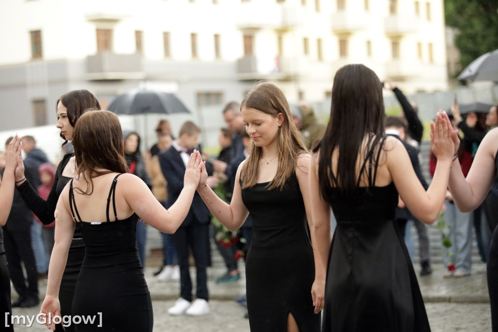 Ósmoklasiści (SP 12 w Głogowie) zatańczyli