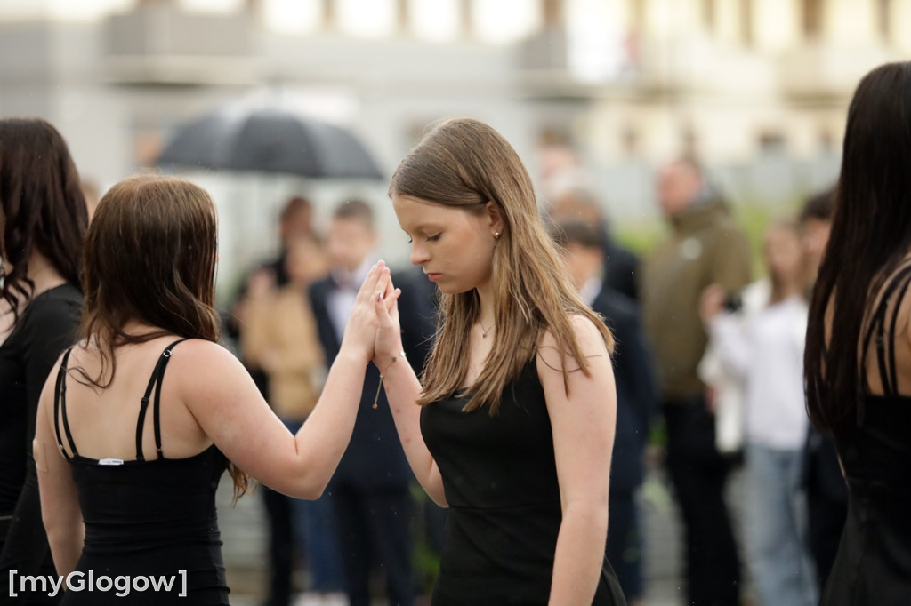 Ósmoklasiści (SP 12 w Głogowie) zatańczyli