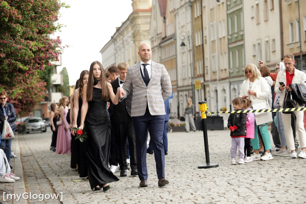 Ósmoklasiści (SP 12 w Głogowie) zatańczyli