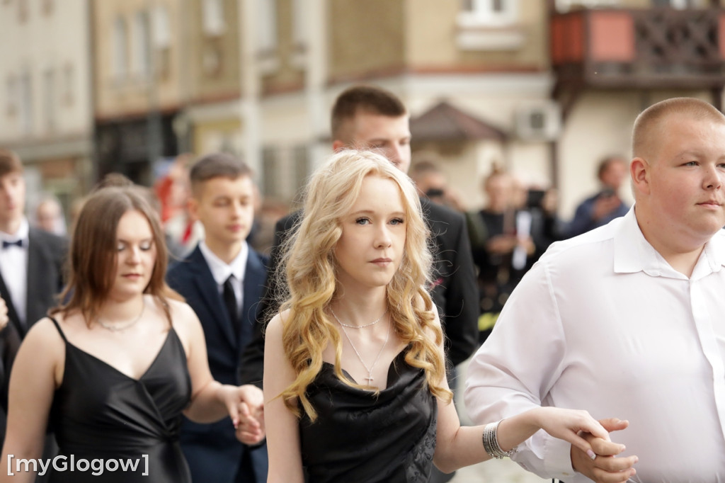 Ósmoklasiści (SP 12 w Głogowie) zatańczyli