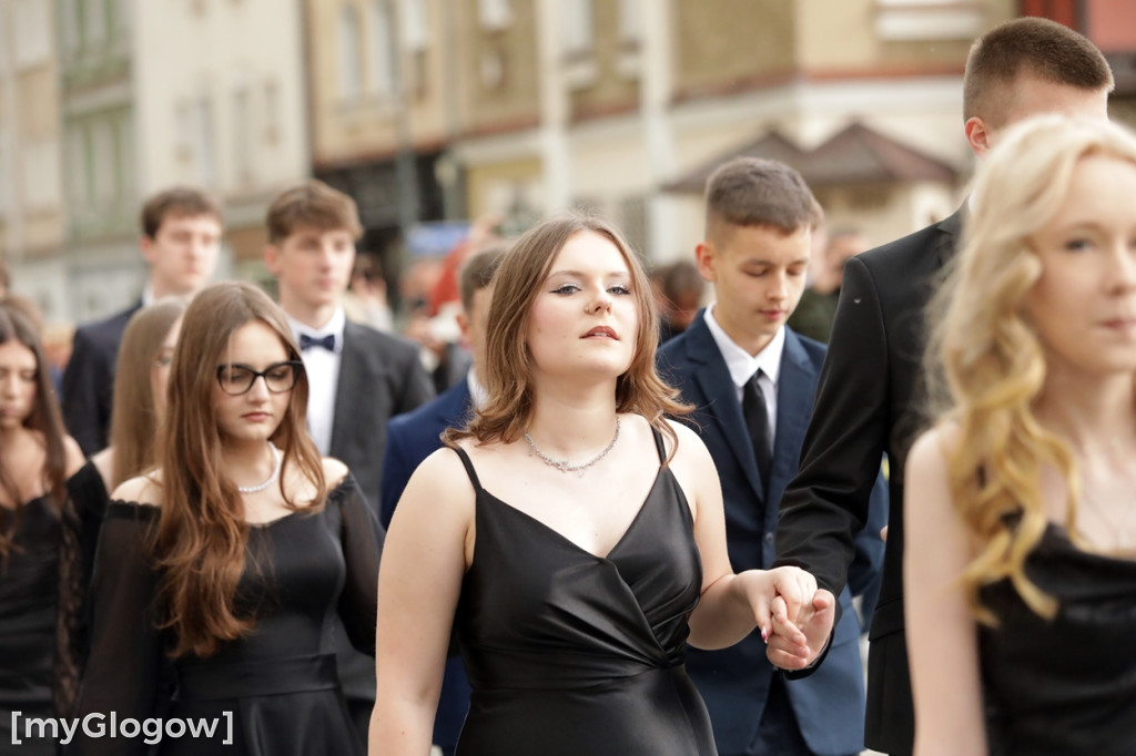 Ósmoklasiści (SP 12 w Głogowie) zatańczyli