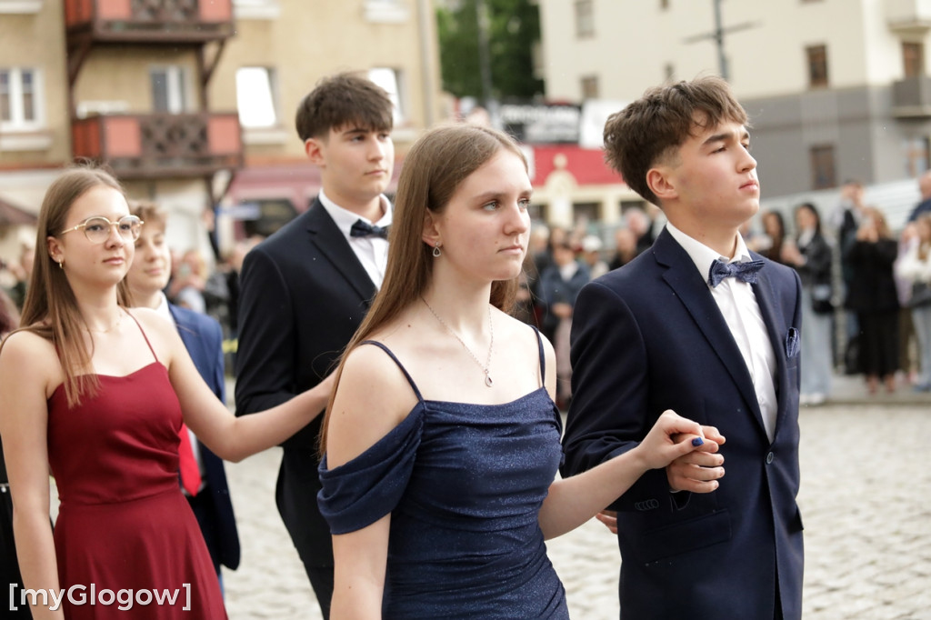Ósmoklasiści (SP 12 w Głogowie) zatańczyli