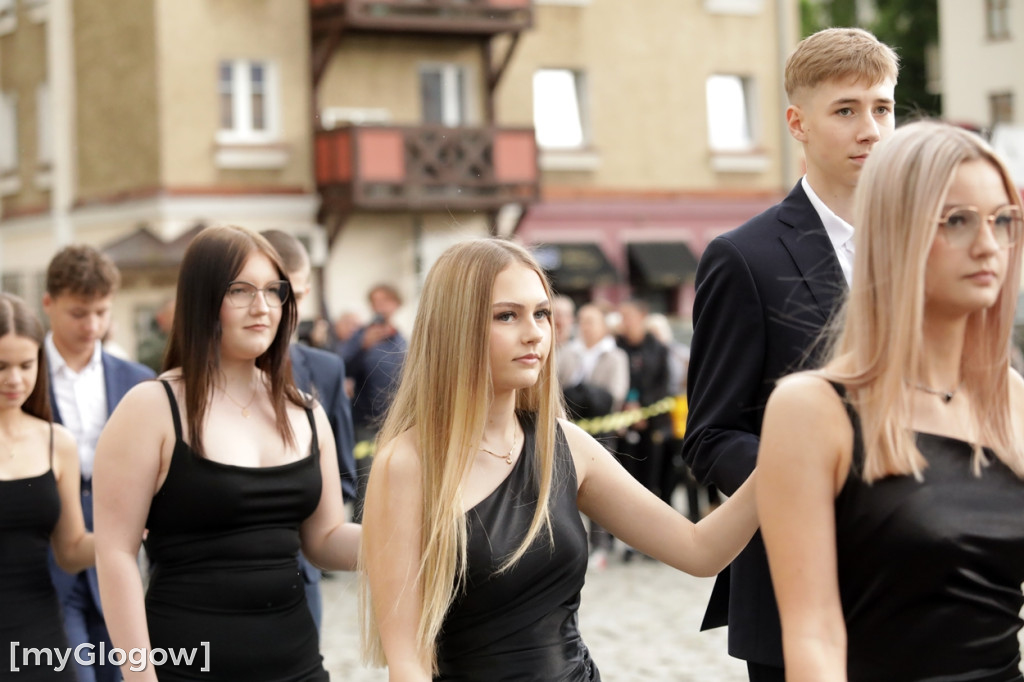 Ósmoklasiści (SP 12 w Głogowie) zatańczyli