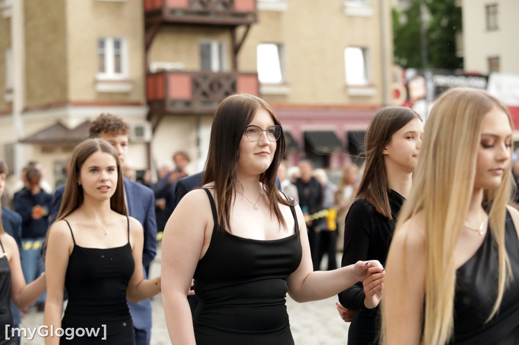 Ósmoklasiści (SP 12 w Głogowie) zatańczyli