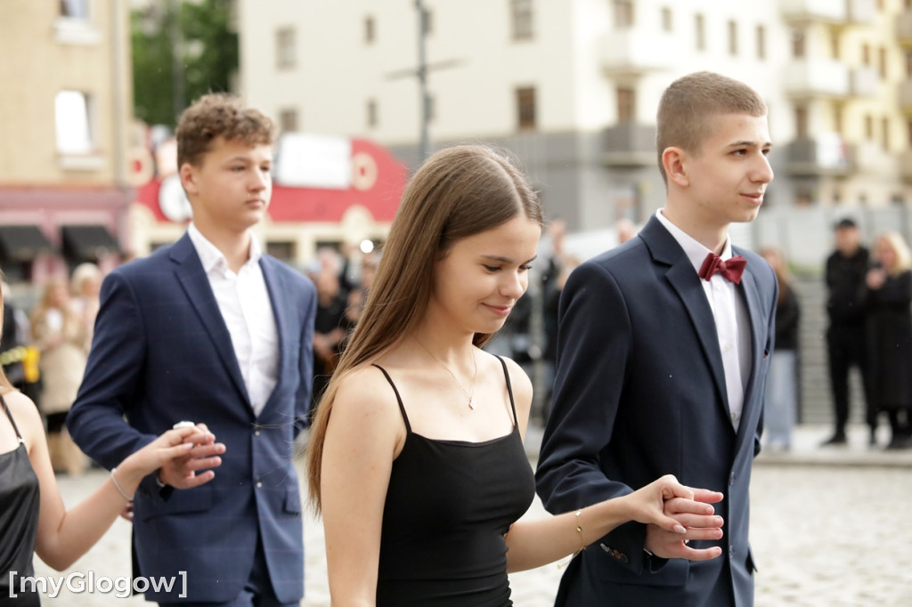 Ósmoklasiści (SP 12 w Głogowie) zatańczyli