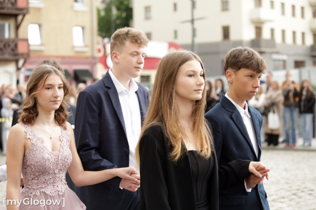 Ósmoklasiści (SP 12 w Głogowie) zatańczyli